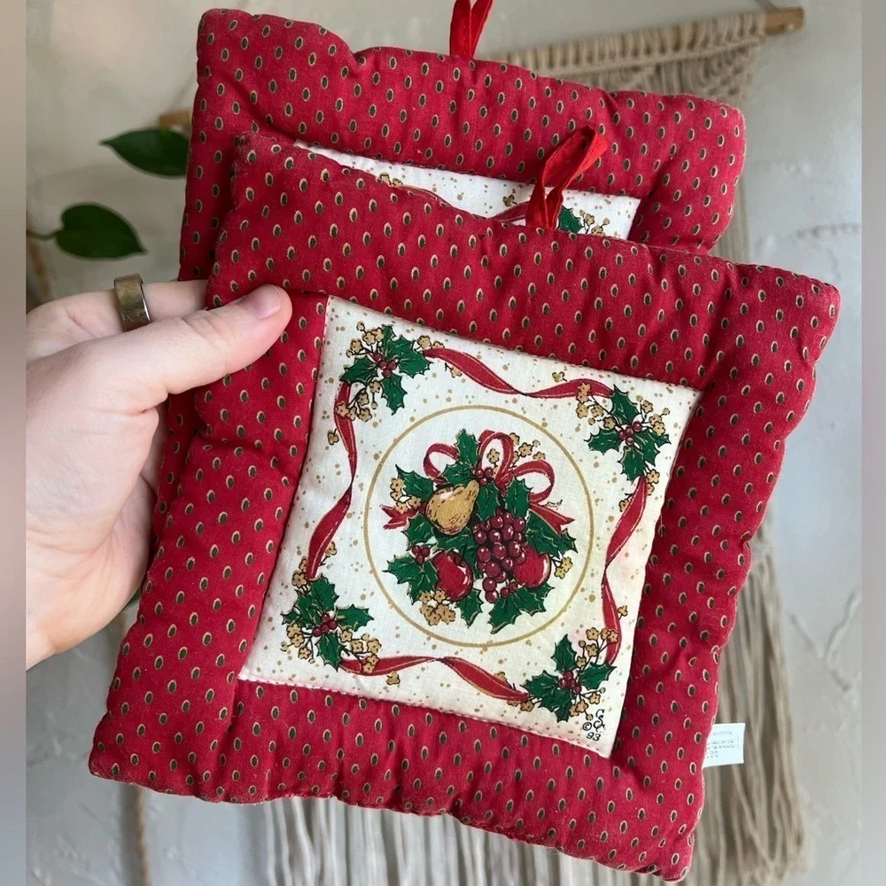 Vintage 7x7 Christmas Potholders Set of 2 – Quilted Holiday Kitchen Decor